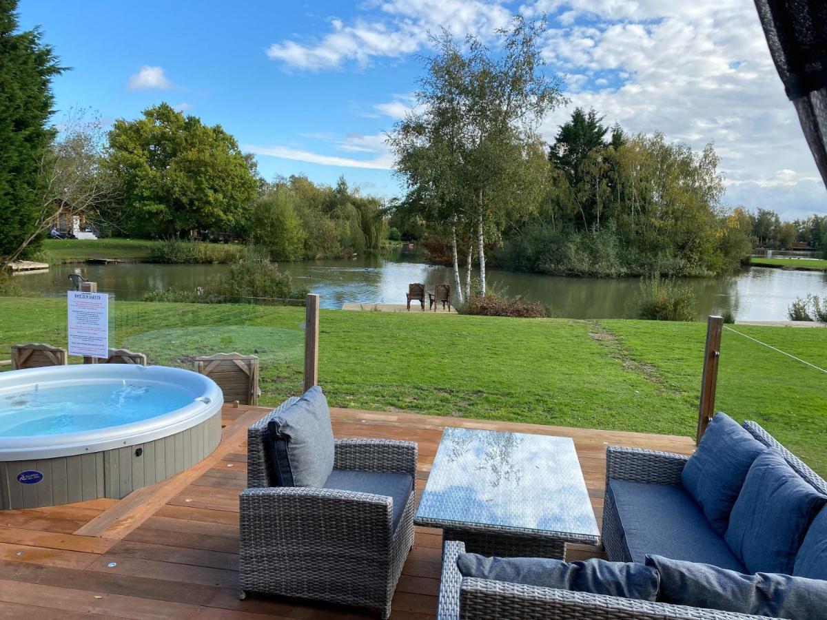 Widgeon Bespoke Cabin Is Lakeside With Private Fishing Peg, Hot Tub Situated At Tattershall Lakes Country Park Екстер'єр фото